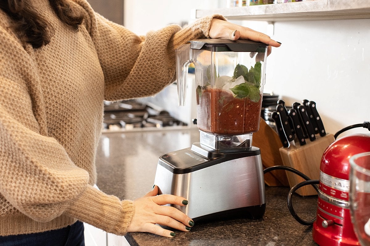 Liz blending a chocolate oatmeal smoothie