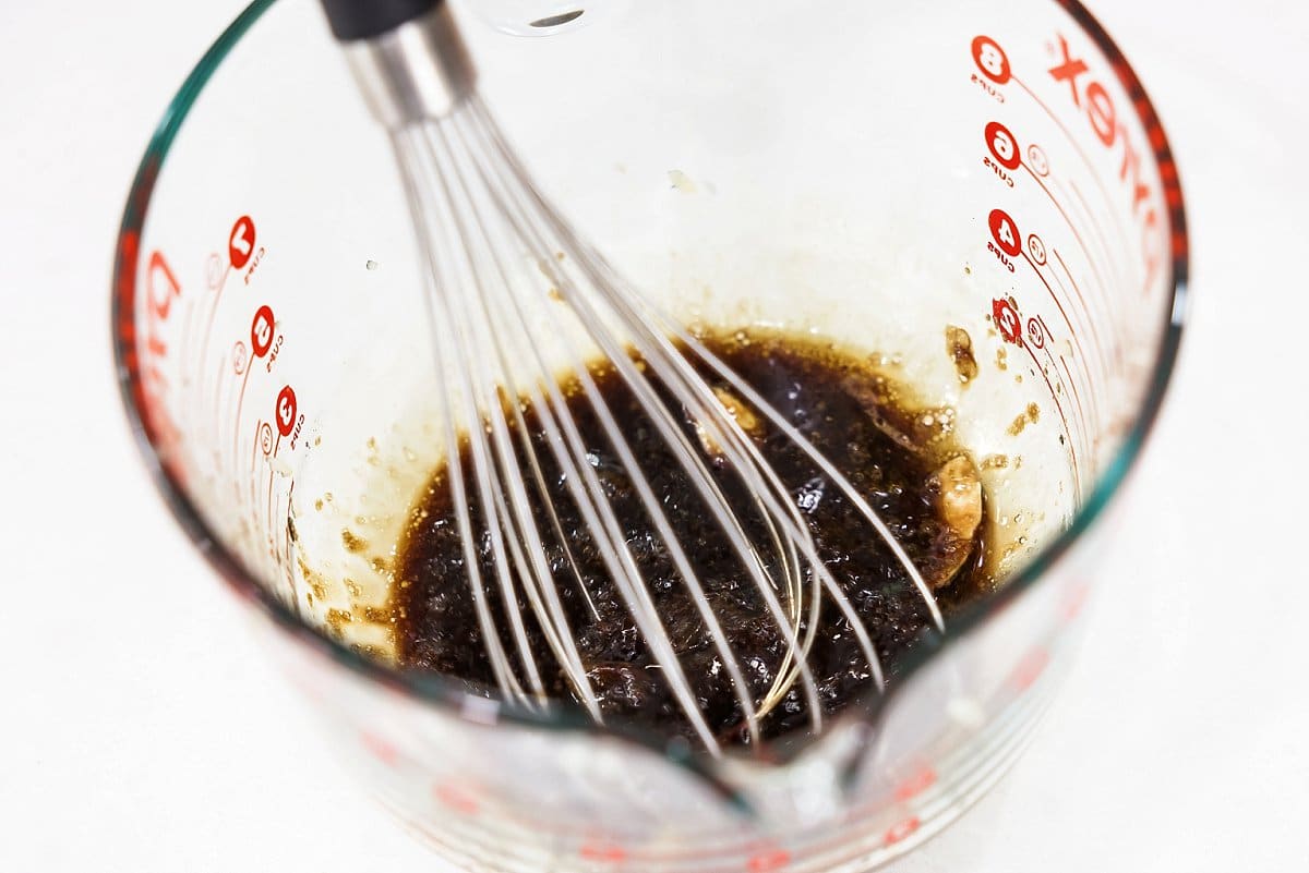 mixing marinade for garlic soy flank steak